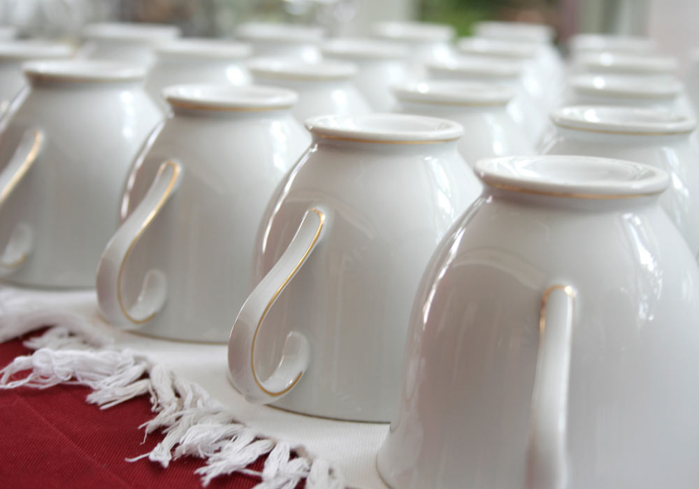 Einladender Veranstaltungssaal - Foto einer Reihe frisch gespülter Kaffeetassen einer Gesellschaft / feier