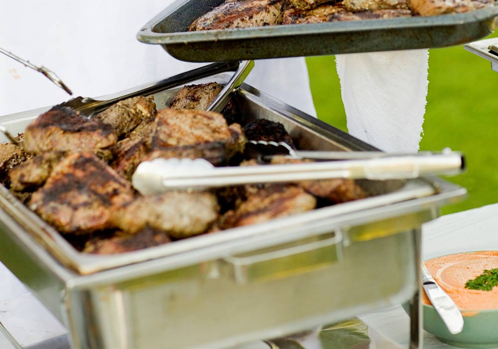 Gegrilltes Fleisch – Foto einer Kasserole mit verschiedenen Fleischstücken, frisch gegrillt